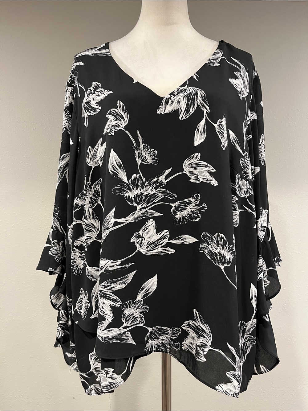Black & White Floral V-Neck Long-Sleeve plus size blouse size 2XL